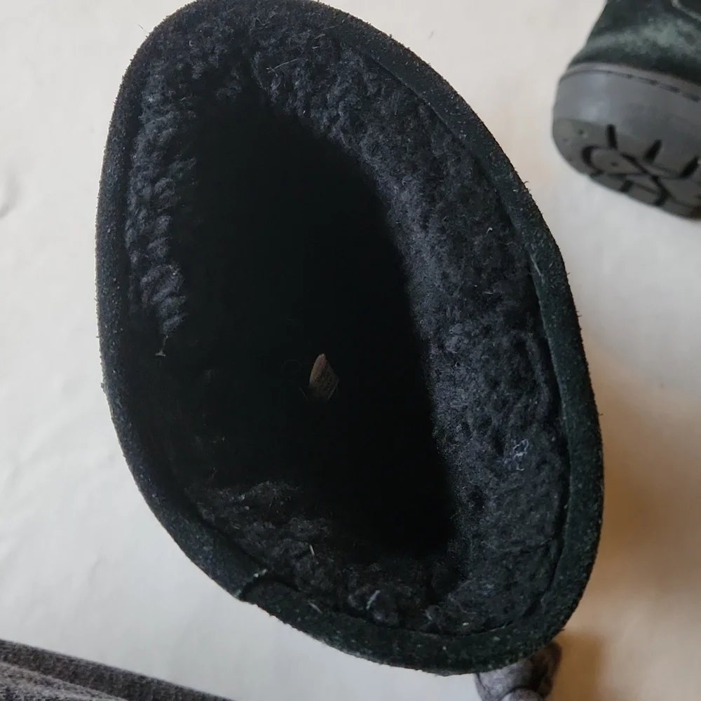 BearPaw Black W7 boots